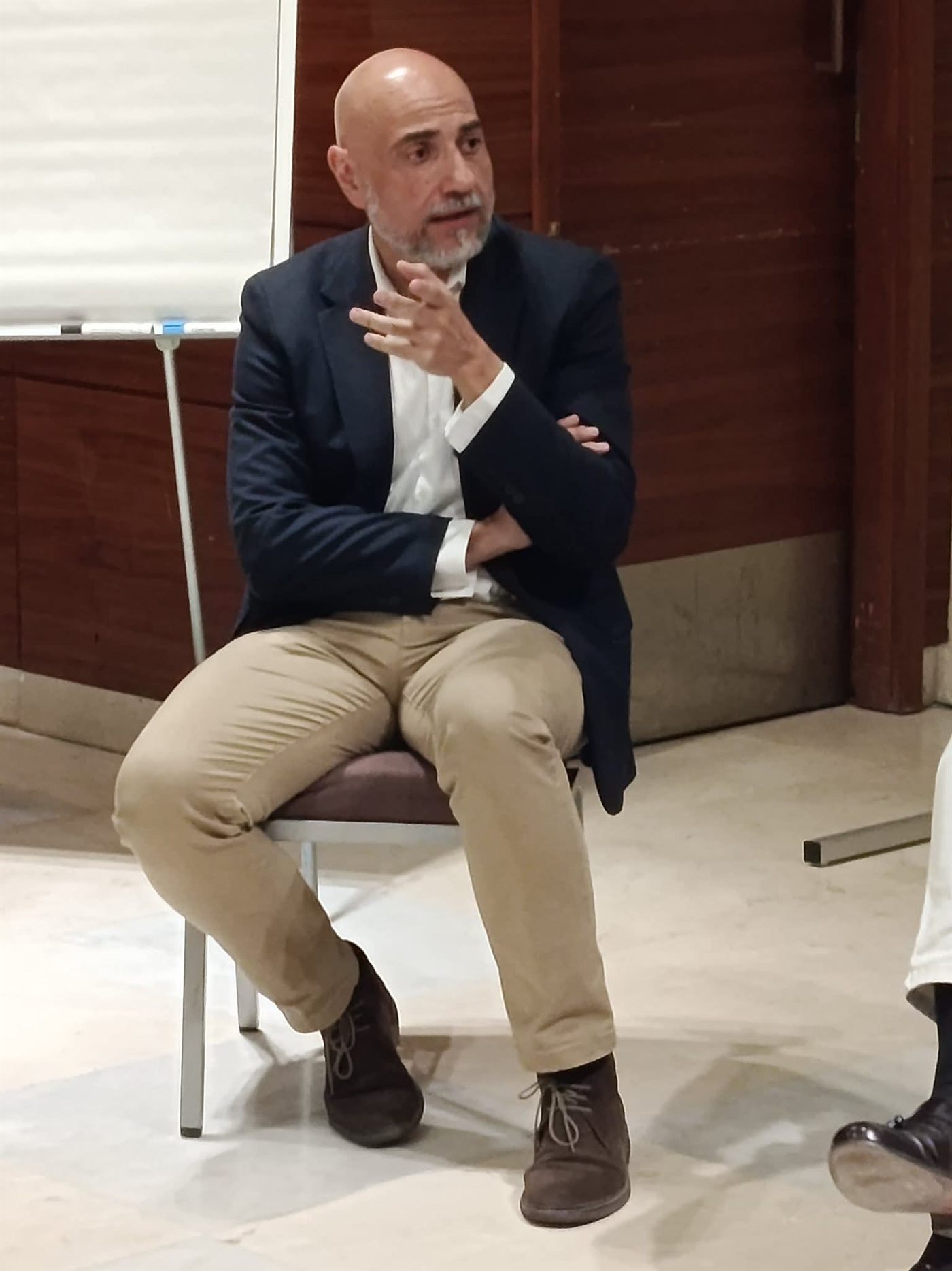 Manuel Cantón en una conversación de mentoría, explicando un concepto